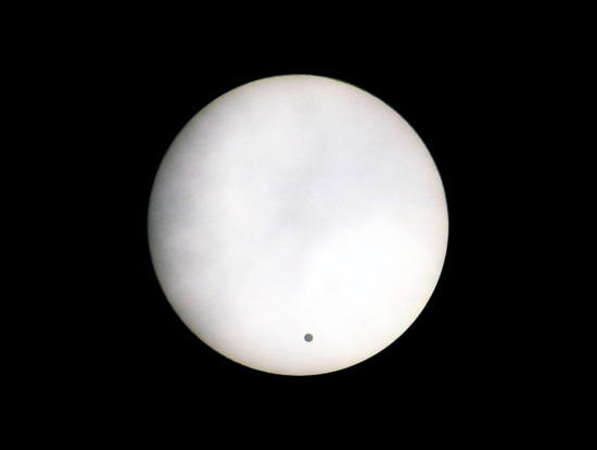 2004년 6월 8일 금성이 태양면을 통과하는 모습
