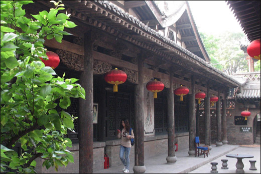 중국 핑야오꾸청 안에 있는 커잔의 아침 풍경. 하룻밤 묵은 여행객이 방에서 걸어나오고 있다.