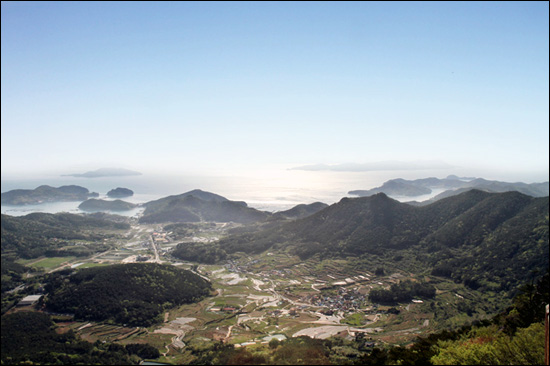  굽이굽이 이어지는 산양일주도로는 마을과 마을을 이어지는 길이기도 하다.