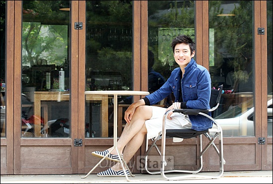  SBS드라마 <패션왕>에서 정재혁 역의 배우 이제훈이 4일 오후 서울 신사동의 한 카페에서 오마이스타와 인터뷰를 하기에 앞서 포즈를 취하고 있다.