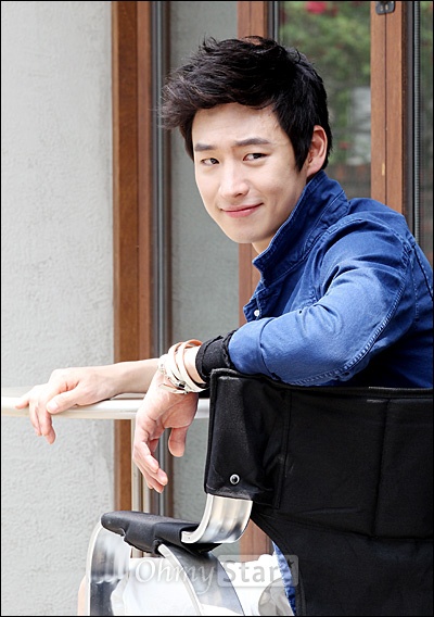  SBS드라마 <패션왕>에서 정재혁 역의 배우 이제훈이 4일 오후 서울 신사동의 한 카페에서 오마이스타와 인터뷰를 하기에 앞서 포즈를 취하고 있다.