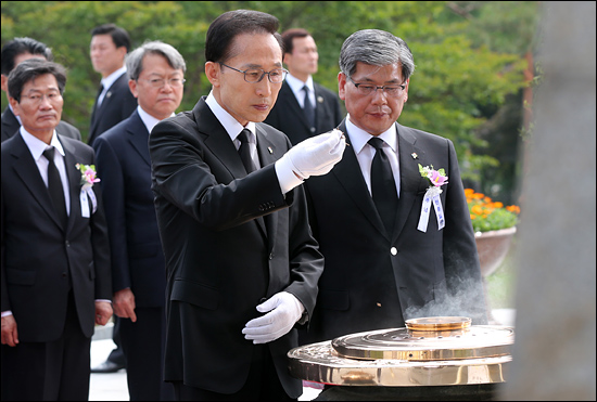 이명박 대통령이 6일 서울 동작동 국립현충원에서 열린 제57회 현충일 추념식에 참석, 현충탑에 분향하고 있다. 