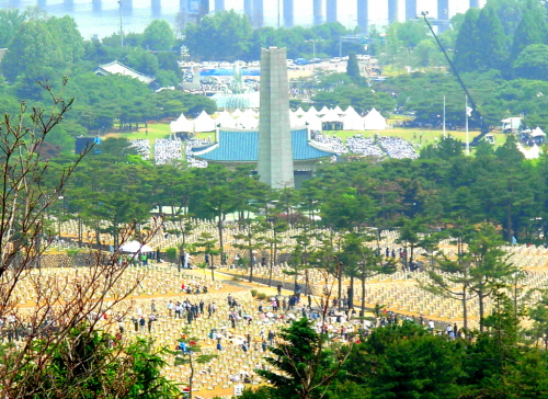  제57회 현충일을 맞이하여 동작동 국립현충에는 추모객들로 가득찼다.