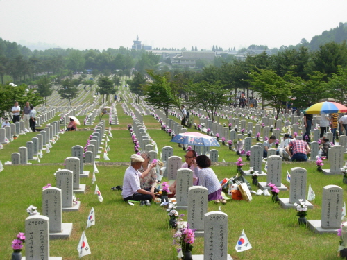 서울 동작동 국립현충원 순국선열 묘비앞에 모인 추모객들