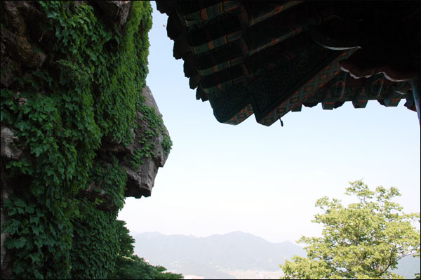 풍경소리 울어야 할 소리가 들리지 않는다. 고개를 들어 하늘을 보니 풍경이 온데간데 없다. 어디로 갔을까?