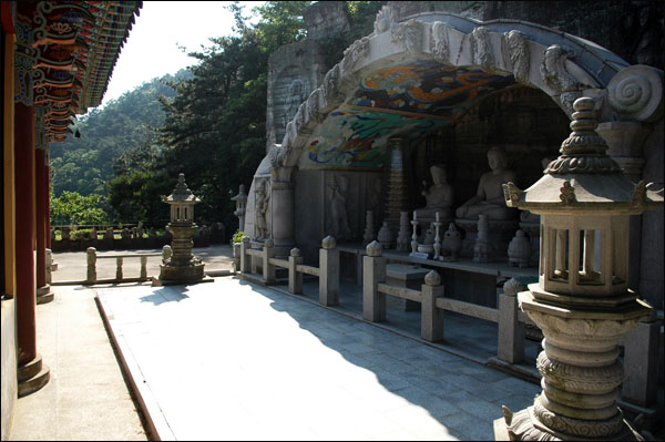 보현암 법당에서는 유리창을 통해 암벽에 모셔 놓은 부처님께 기도를 올릴 수 있다.