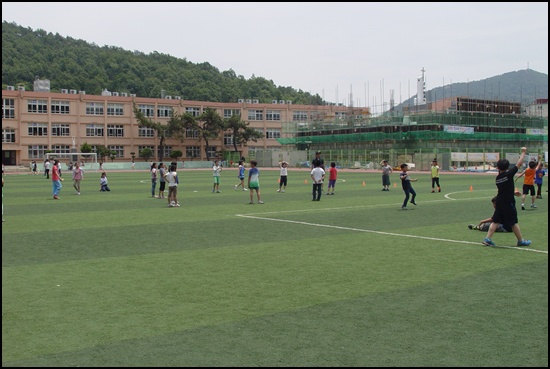 즐거운 체육시간 체육시간입니다. 신나게 공을 찹니다.