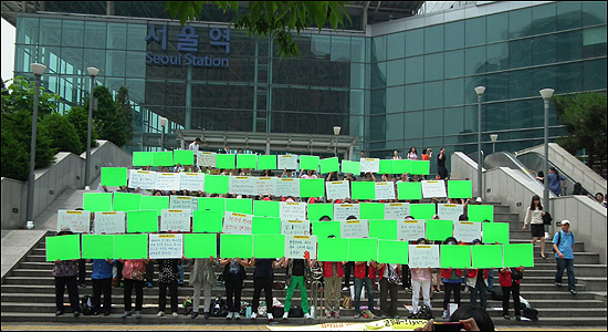 생생여성노동행동 회원들이 7일 오전 서울역 광장에서 시급 5600원 이상을 의미하는 숫자 '5600'을 카드섹션으로 표현하고 있다. 