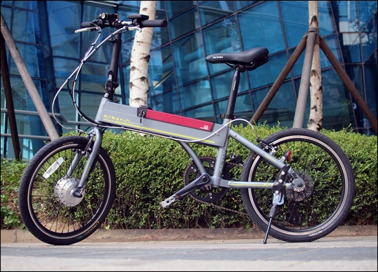 (주)알톤 스포츠에서 7일 출시한 전기자전거 20인치형 '유니크'. 