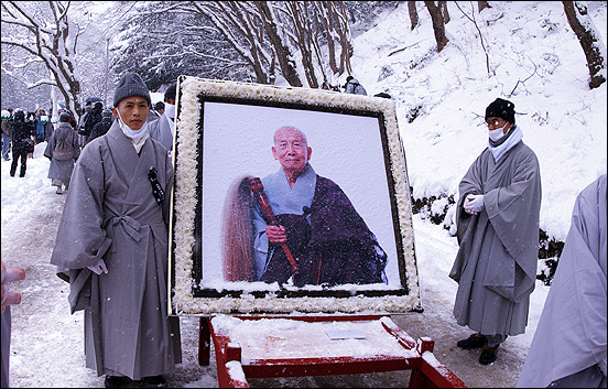 2003년 12월 19일. 좌탈입망 후 육신을 지수화풍으로 환원시키기 위해 다비장으로 향하고 있는 이운행렬 속 서옹 스님 영정