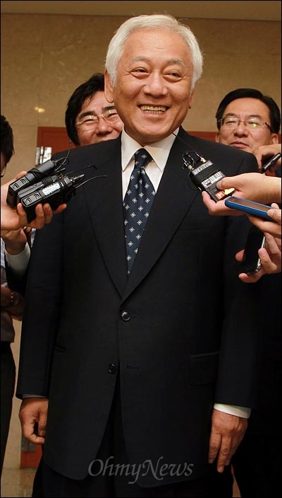 210표 차이로 이해찬 후보를 앞서고 있는 김한길 후보가 8일 국회에서 기자들의 질문에 답변을 하며 웃음을 지어보이고 있다.
