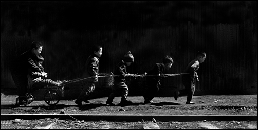 군산 우풍화학 철길에서 기차놀이하는 개구쟁이들(1968년)
