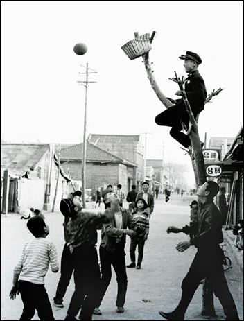 군산 신영동 거리에서 농구경기하는 학생들(1967년)
