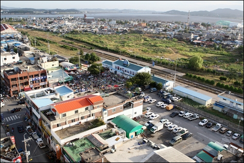 김수관 교수가 2008년 촬영한 구 군산역 역전 새벽시장(도깨비시장). 불과 4년 전 풍경이지만 4차선 도로가 뚫리면서 건물들이 사라져 지금은 볼 수 없게 되었다.
