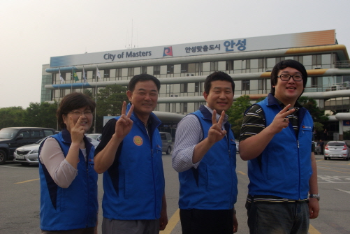 안성시청 새주소팀이 안성시청사 앞에서 사진을 찍었다. 왼쪽에서 두 번째가 김진관 팀장이고, 세 번째가 유병주 담당공무원이다. 