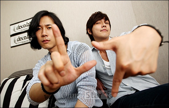  DAZE47의 도예성(리더, 보컬, DJ)과 벤트락(DJ, 작곡가, 프로듀서)이 5일 오후 서울 논현동에 위치한 연습실에서 오마이스타와 인터뷰를 하며 자신들의 상징을 표현하는 포즈를 취하고 있다.