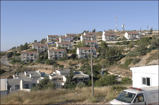 이스라엘 정국을 뒤흔들고 있는 벧엘지역의 울파나 정착촌 전경. 맨 뒷쪽에 있는 건물 5채가 철거대상이다.