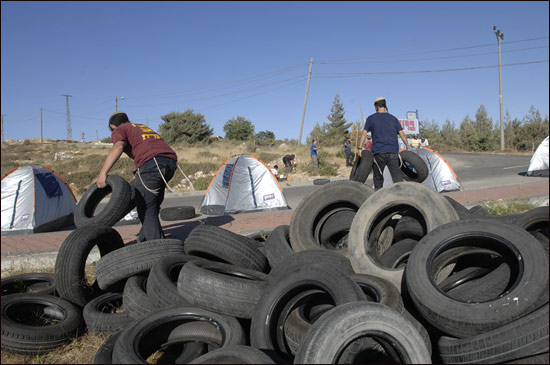 울파나 마을 정착민들이 곧 철거를 집행할 공권력에 맞서기 위해 마을 입구에 타이어를 쌓고 있다. 