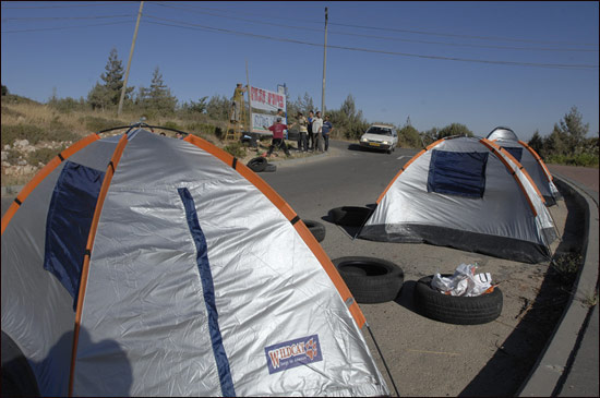밤새 철야를 하며 지키기 위해 텐트를 이미 설치해 놨다.