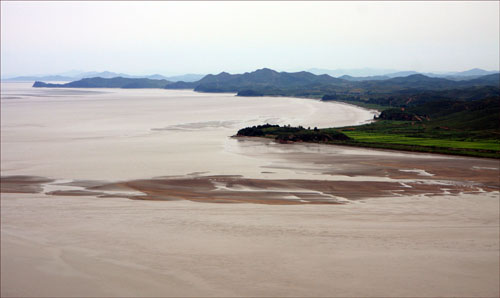 애기봉에서 바라본, 썰물로 물밑의 흙이 드러난 한강의 풍경. 물 건너편이 북한땅이다.