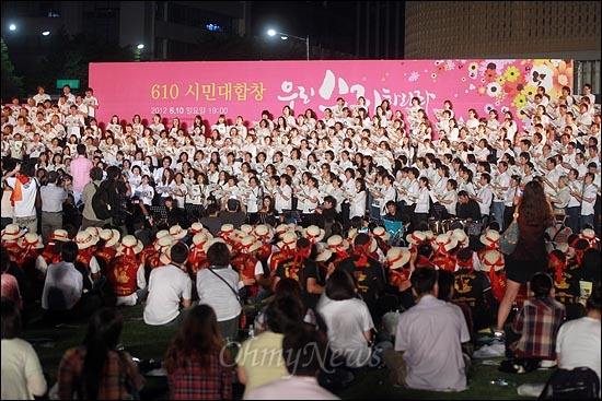 '610 시민대합창'에 참여한 시민들이 6월 항쟁 25주년을 맞아 10일 오후 서울광장에 마련된 무대를 가득 채우고 합창을 하고 있다.