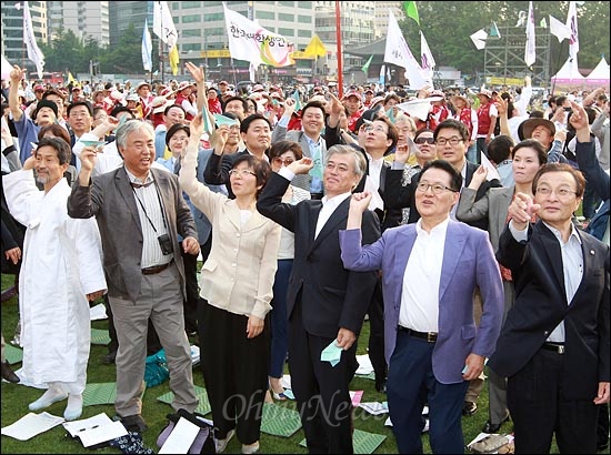  6월항쟁 25주년을 맞아 10일 오후 서울광장에서 열린 '6월항쟁 25주년 국민행사'에서 민주통합당 이해찬 대표, 박지원 원내대표, 문재인 상임고문과 통합진보당 강기갑 혁신비대위원장 등 야당정치인과 시민들이 각자 소원을 적은 종이비행기를 날리고 있다.