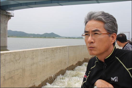 박종훈 마산창원진해환경연합 공동의장이 9일 낙동강사업 창녕함안보를 찾아 어도 위에서 살펴보고 있다.
