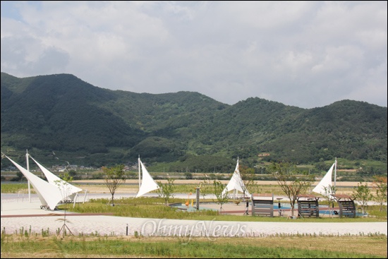 4대강정비사업의 창녕함안보 아래 둔치에 들어선 생태공원의 체육시설인데, 주말인 9일 이곳에서 산책하거나 자전거를 타는 사람을 찾기가 어려웠다. 주민들의 거의 시설물을 이용하지 않고 있는 것이다.