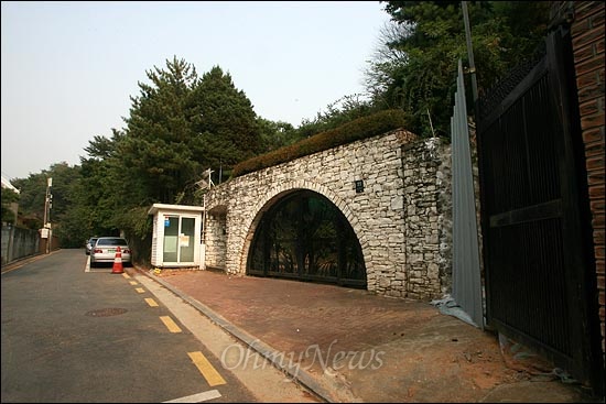  이명박 대통령의 아들 이시형씨와 대통령실이 공동으로 구입했던 서울 서초구 내곡동 20-17번지 일대 저택의 입구. 당시 청와대는 이명박 대통령이 퇴임 후 거주할 사저를 위해 매입했다고 밝혔다.