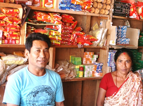 동갑내기 같은 네와리족인 부부, 셔완꾸마르 쉬레스타(55세)와 럭스미 쉬레스타(55세) 부부가 자신들의 구멍가게에 앉아있다.