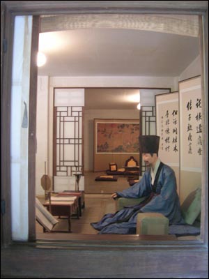 운현궁 노안당에 앉아 있는 이하응(밀랍인형).