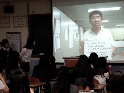  5월31일, 진선여고 2-11반 담임선생님과 학생들은 김연아 선수에게 깜짝 이벤트를 펼쳤다. 