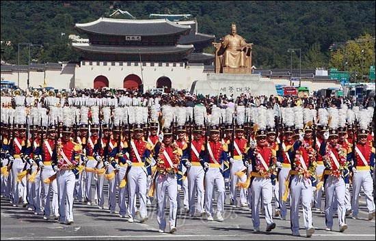 육사 생도들이 지난 2010년 9월 28일 오전 서울 광화문광장에서 시청광장까지 국군의 날 기념 행진을 벌이고 있다.