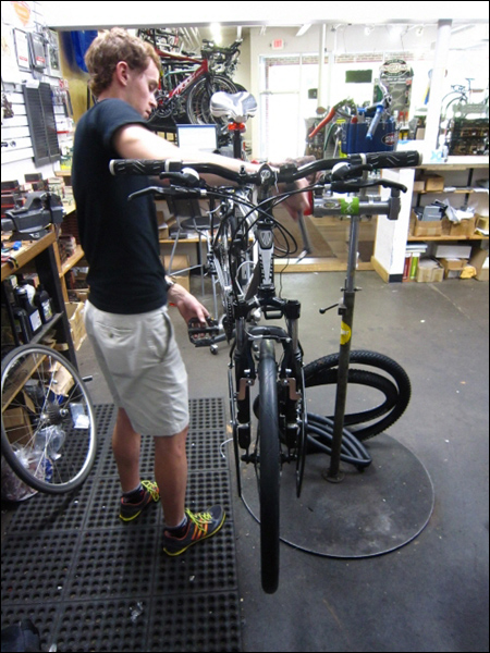 샬로츠빌 자전거 샵에서 기존의 타이어를 장거리 여행에 적합한 타이어로 교체했다.