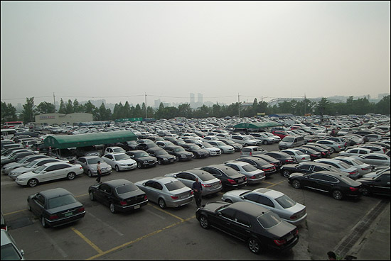 8일 장한평 중고차 매매시장에서 판매를 기다리는 중고차들이 주차장에 줄지어 서있다.