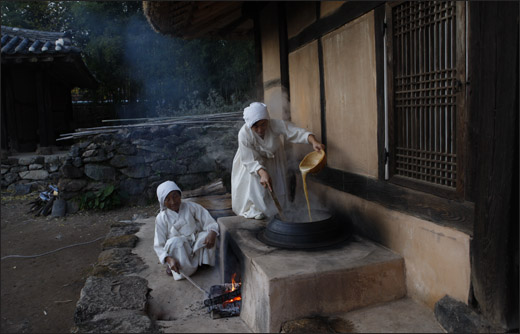 강골마을 주민들이 가마솥에 장작불을 지피고 조청을 달이고 있다. 쌀눈발아엿을 만드는 과정이다.
