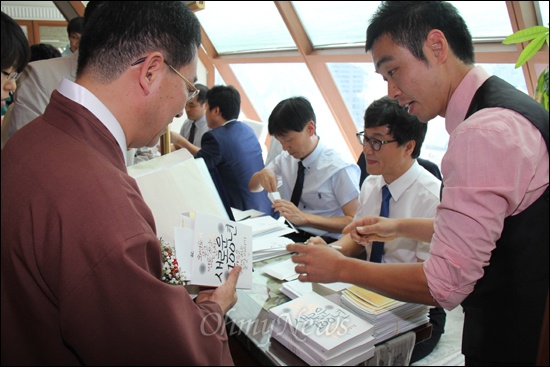 신랑 박진현(39)씨와 신부 김유민(37)씨가 지난 10일 부산의 한 예식장에서 결혼식을 올렸는데, 박씨는 <오연호가 묻고 법률 스님이 답하다, 새로운 100년>이란 책을 구입해 축하객들에게 나눠주었다.