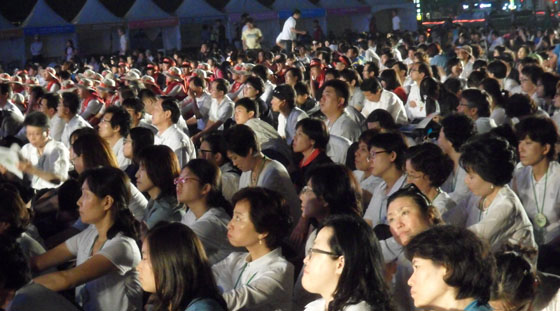 참석자들 10일 6월항쟁25주년행사국민추진위원회 주최로 서울광장에서 열린 6.10민주항쟁 25주년 기념 행사 및 610시민대합창 공연을 보기위해 참석한 시민들.