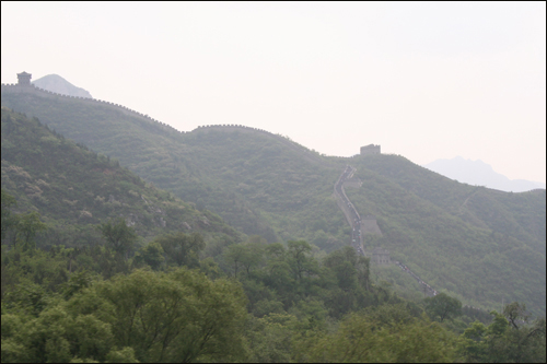 '세상에서 가장 긴 무덤'이라는 만리장성.
중국 사람들은 아래서부터 걷기도 한다.