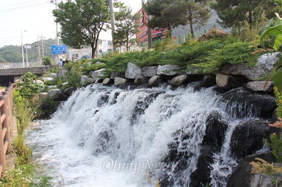   취수보에서 역펌핑한 물이 8.7km 관을 거쳐 흘러나오는 옥계교 아래. 펌핑된 물이 쏟아져 나오고 있다.
