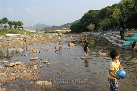  옥계교 위쪽에 위치한 초지공원(산내 운전면허시험장 부근) 앞. 역펌핑된 물이 미치지 않아 수량은 적지만 어른들과 아이들이 물놀이를 즐기고 있다. 