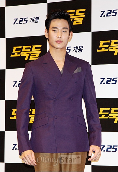  12일 오전 서울 소공동의 한 호텔에서 열린 영화 <도둑들> 제작보고회에서 잠파노 역의 배우 김수현이 포즈를 취하고 있다.