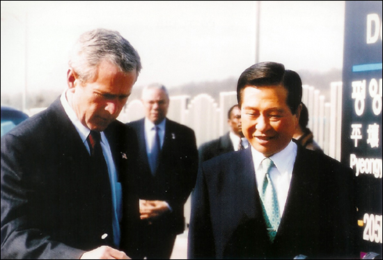 2002년 미국 부시 대통령과 경의선 종착역인 도라산역을 방문했다. 부시대통령은 철도 침목에 'May This Railroad Unite Korean Families'라고 서명했다.