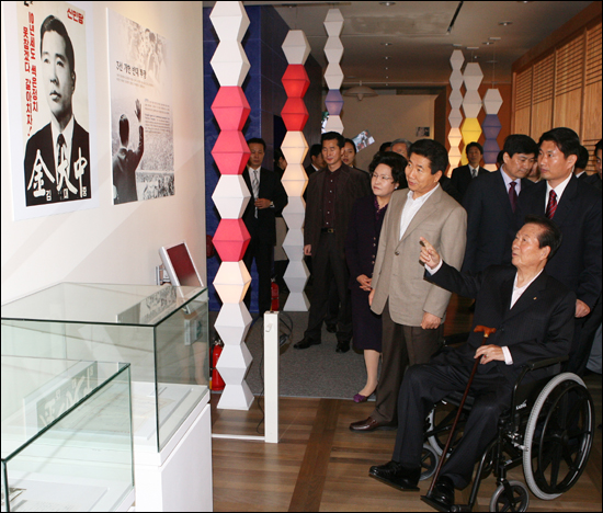2006년 12월 김대중도서관을 방문한 노무현 대통령에게 도서관 전시물을 설명하고 있는 김대중 대통령