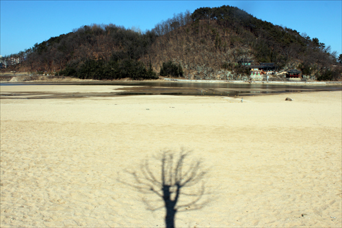 이 광활한 백사장은 어디? 경납 합천읍 대야성(사진의 강 건너 산) 아래 황강의 모래밭이다.