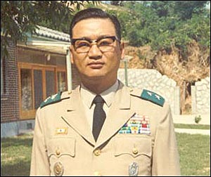 1973년 이른바 '윤필용 사건' 수사를 주도했던 강창성 전 육군보안사령관은 신군부 세력에 의해 정치적 탄압을 받았던 대표적 인물이다. 