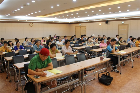   12일, 홍세화 전 진보신당 대표의 강연을 시작으로 매주 화요일 오후 7시 대전기독교연합봉사회관 2층 강당에서 '2012, 인권에게 길을 묻다'를 주제로 한 '작은 인권학교'가 시작됐다.
