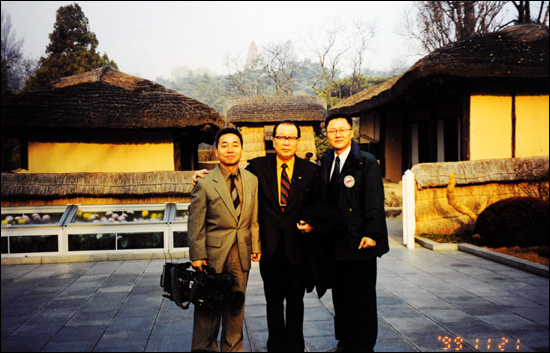 1999년 고 조경철 박사와 함께 만경대를 찾은 필자(맨 오른쪽)
