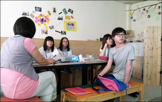 미술에 관심있는 학생들이 문화학교에서 진행한 그동안 예술작업을 김유선 대표로 부터 듣고 있다