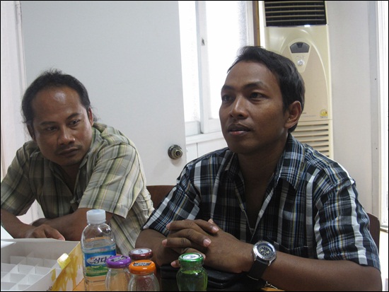 사조오양 소속 원양어선 '오양 75호'에서 일했던 인도네시아 선원 시숴로(왼쪽), 수기토(오른쪽)가13일 <오마이뉴스>와 한 인터뷰에서 오양 75호에서 한국인 선원들에게 당했던 '가혹행위'에 대해 이야기하고 있다. 